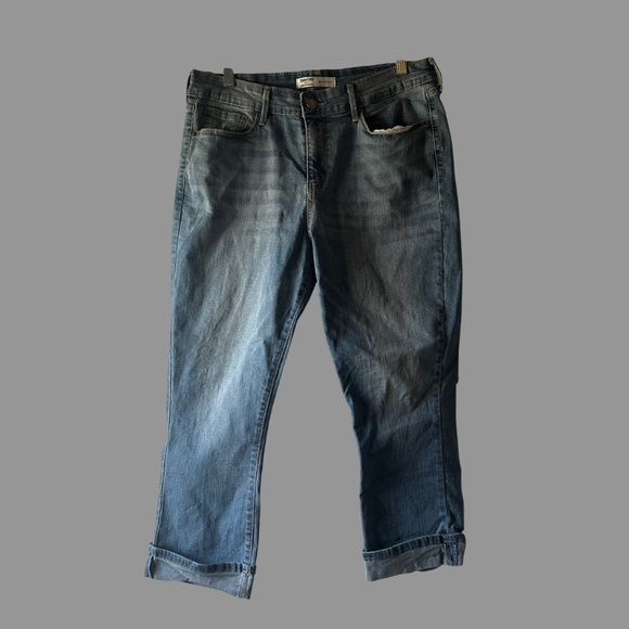 Levis Straus Mid Rise Capri Jean - Picture 1 of 4